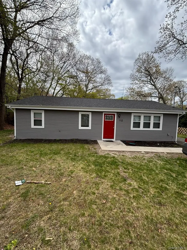 112 Maple Lane Medford NY 11763