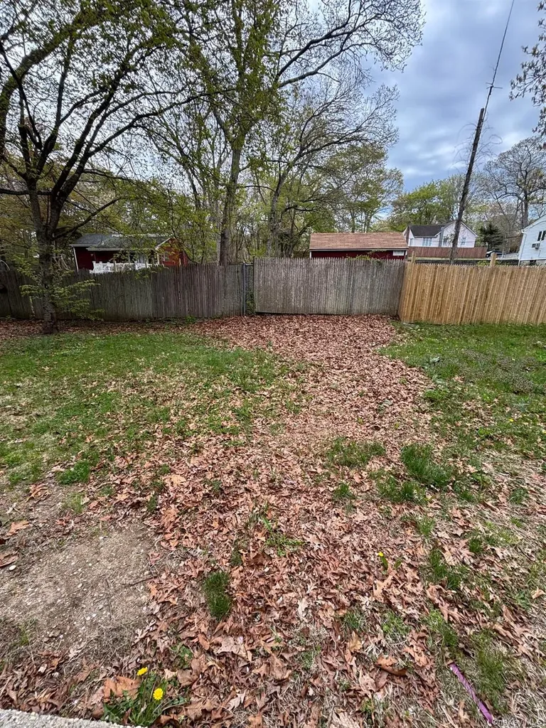 112 Maple Lane Medford NY 11763