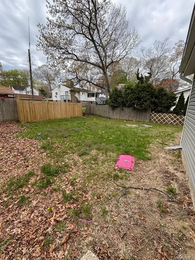 112 Maple Lane Medford NY 11763