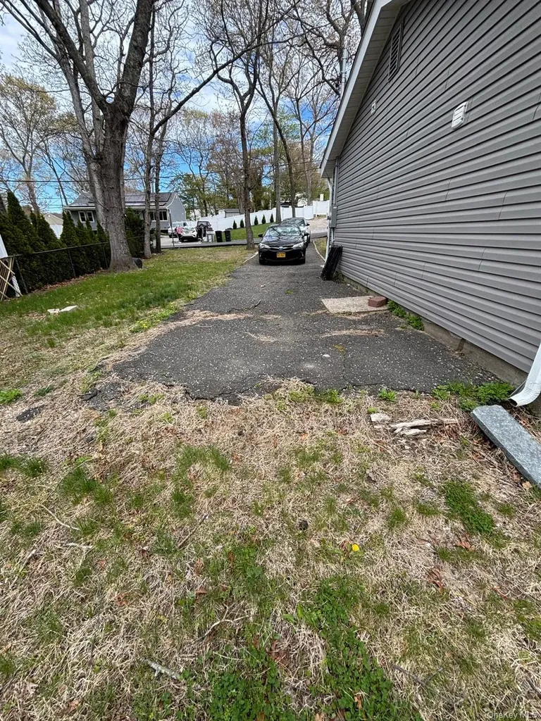 112 Maple Lane Medford NY 11763
