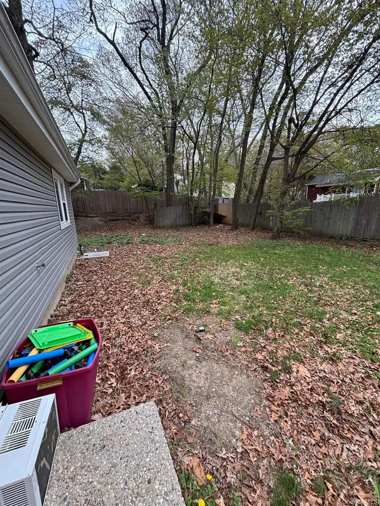 112 Maple Lane Medford NY 11763