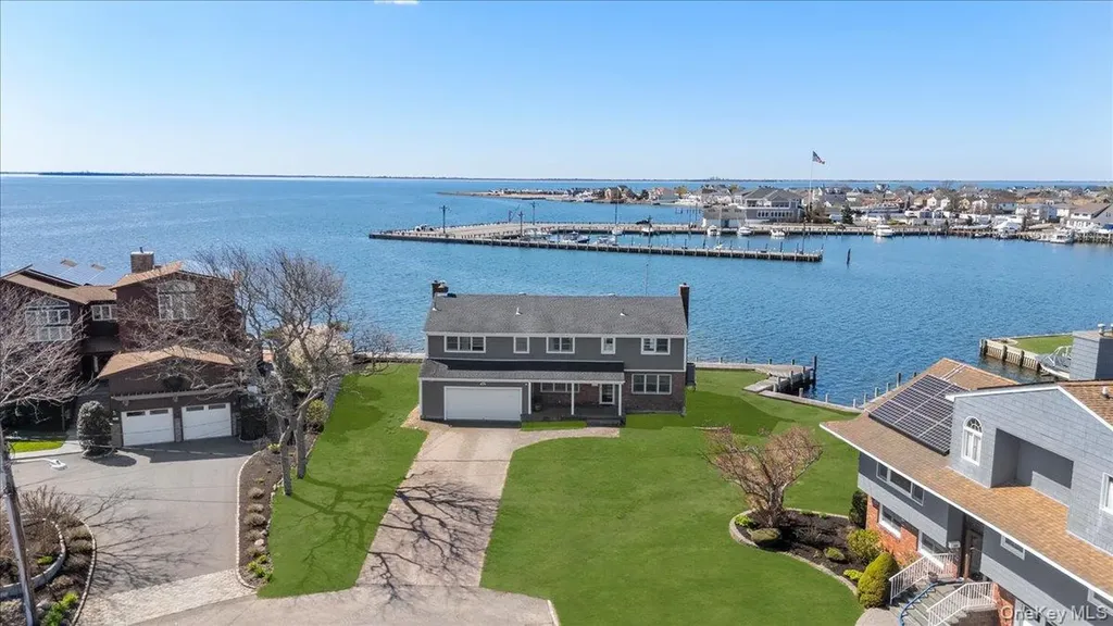160 Sequams Lane W West Islip NY 11795
