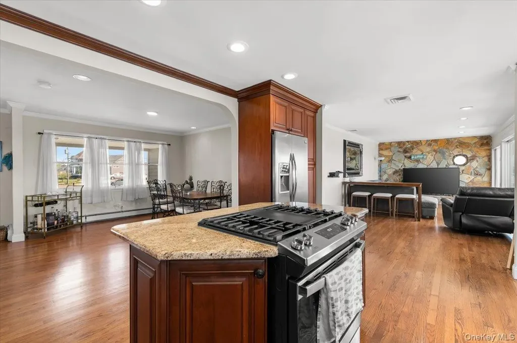 160 Sequams Lane W West Islip NY 11795