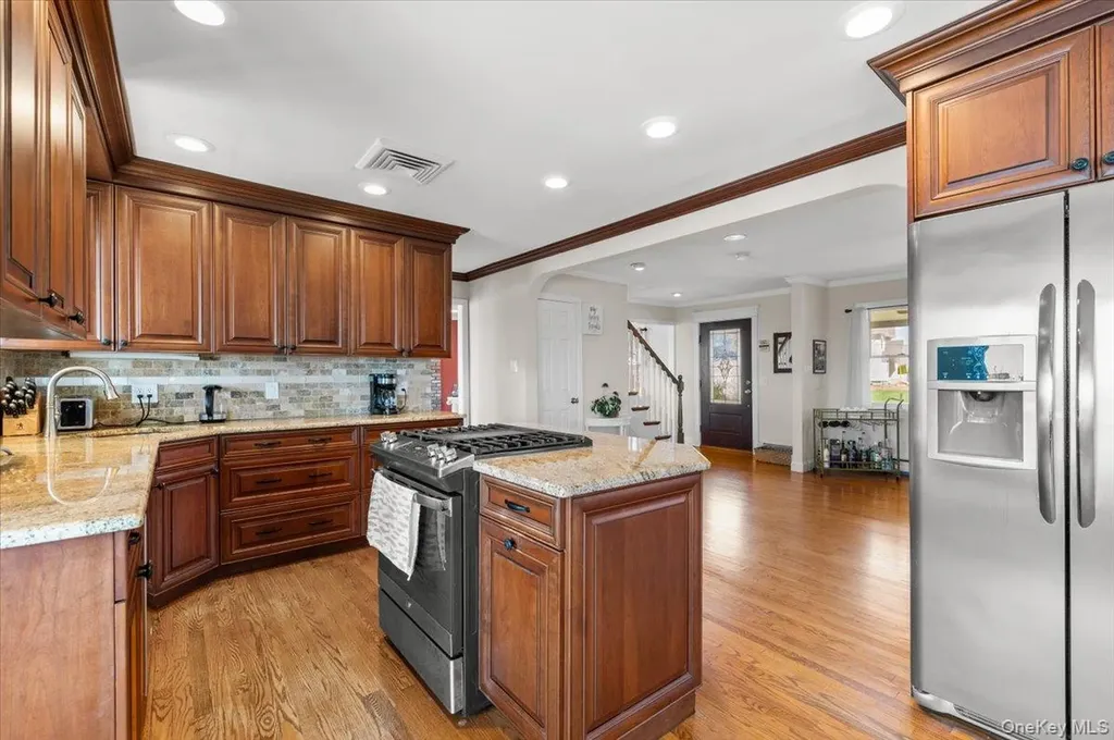 160 Sequams Lane W West Islip NY 11795