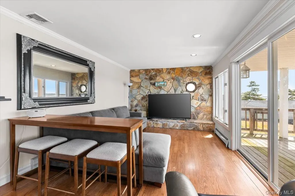 160 Sequams Lane W West Islip NY 11795