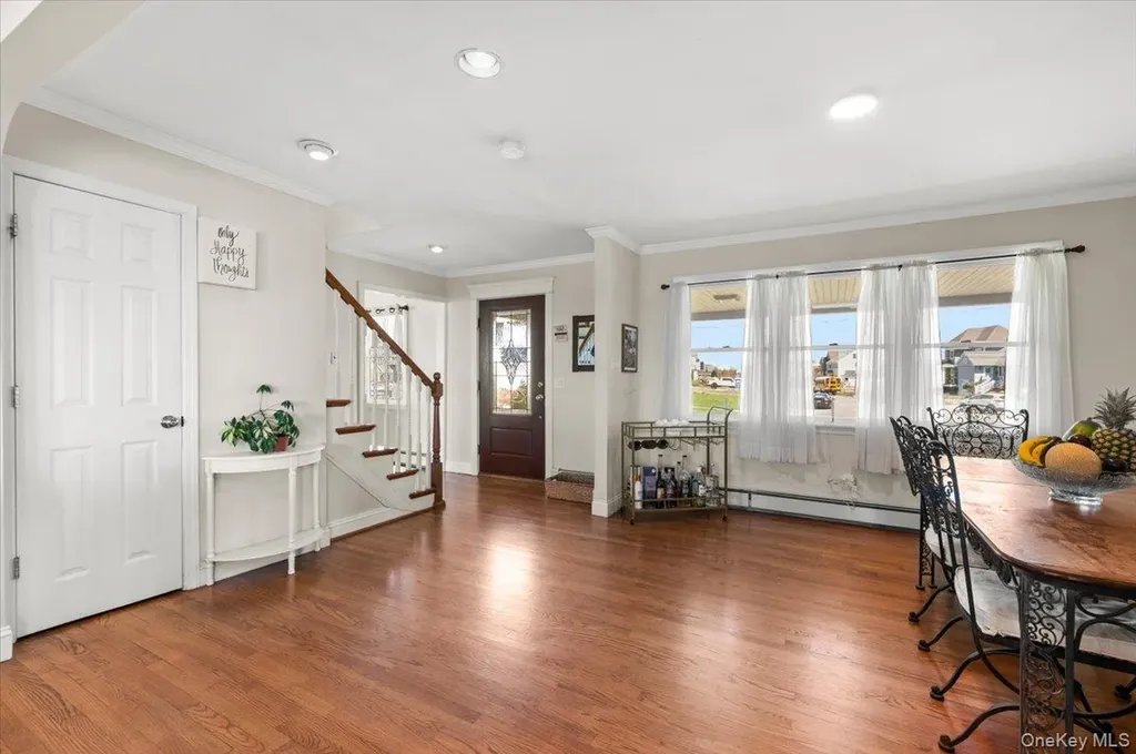 160 Sequams Lane W West Islip NY 11795