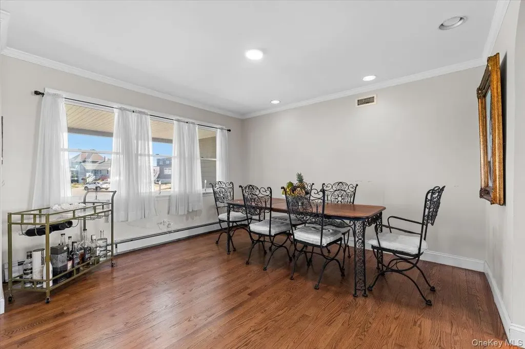 160 Sequams Lane W West Islip NY 11795