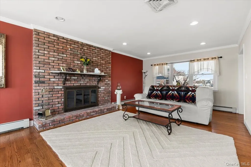 160 Sequams Lane W West Islip NY 11795
