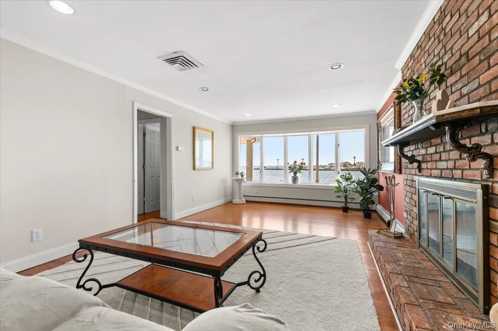 160 Sequams Lane W West Islip NY 11795