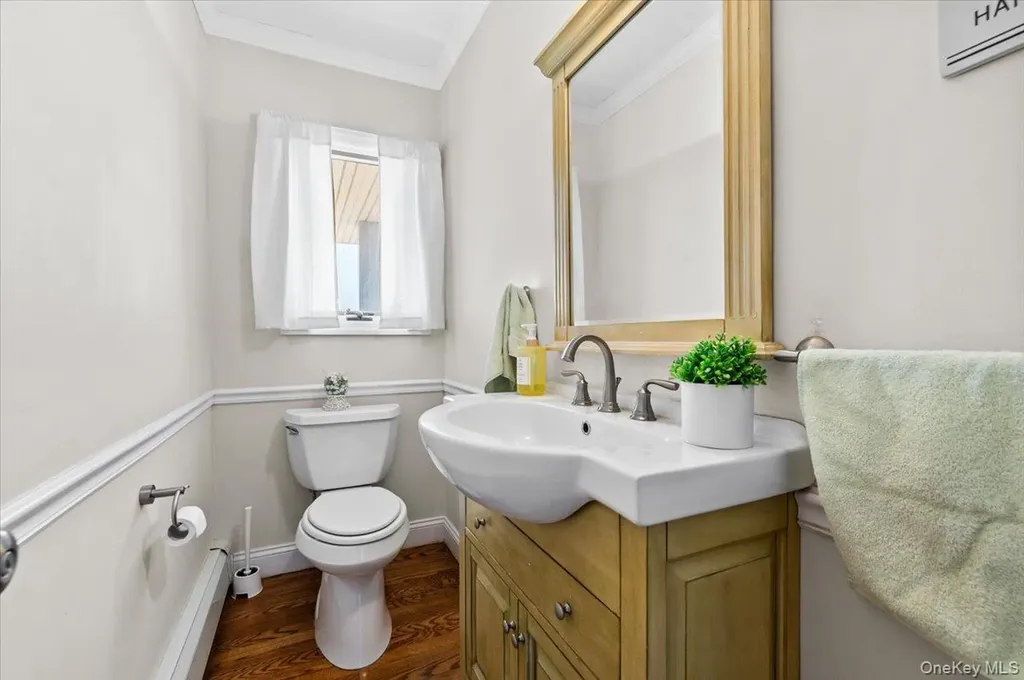 160 Sequams Lane W West Islip NY 11795