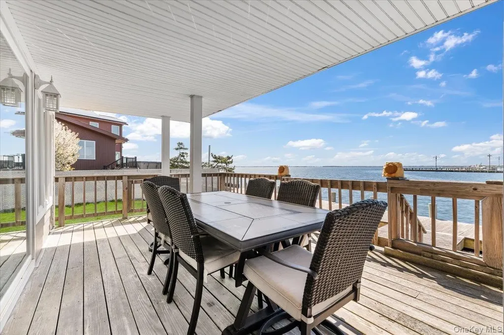 160 Sequams Lane W West Islip NY 11795