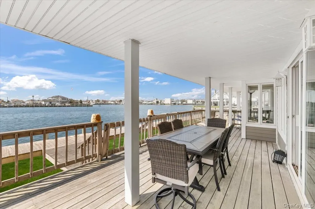 160 Sequams Lane W West Islip NY 11795