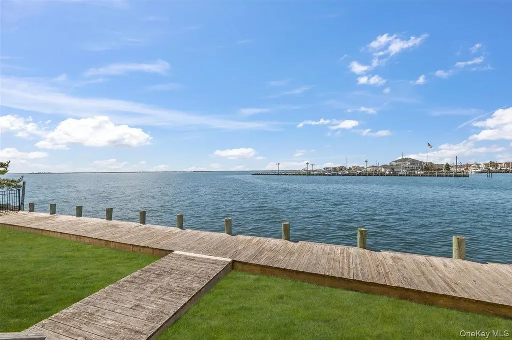 160 Sequams Lane W West Islip NY 11795