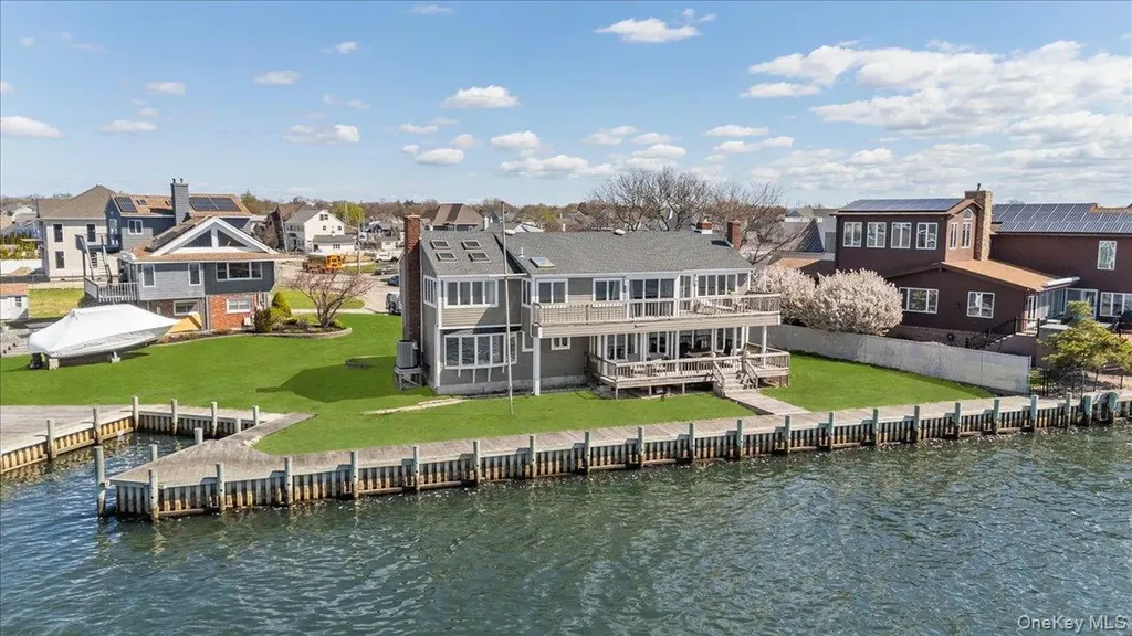 160 Sequams Lane W West Islip NY 11795
