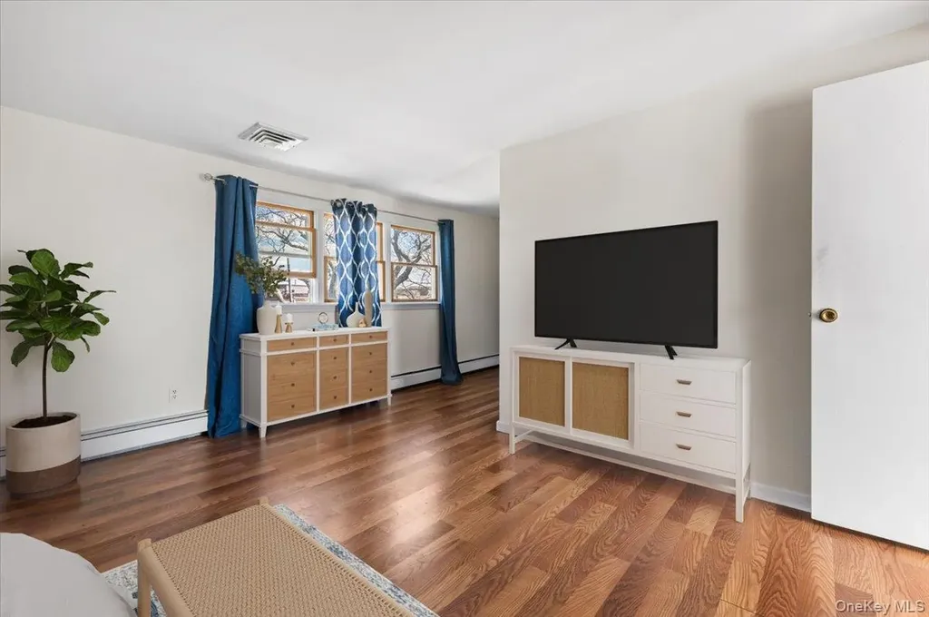 160 Sequams Lane W West Islip NY 11795