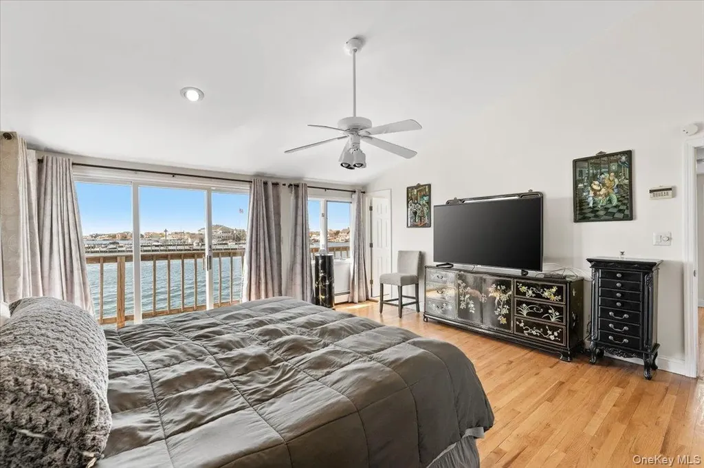 160 Sequams Lane W West Islip NY 11795