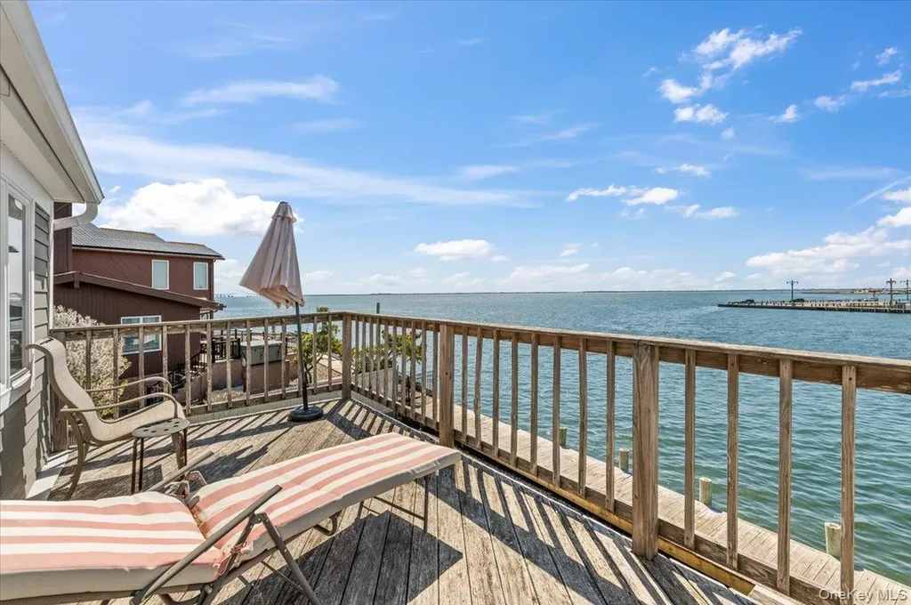 160 Sequams Lane W West Islip NY 11795