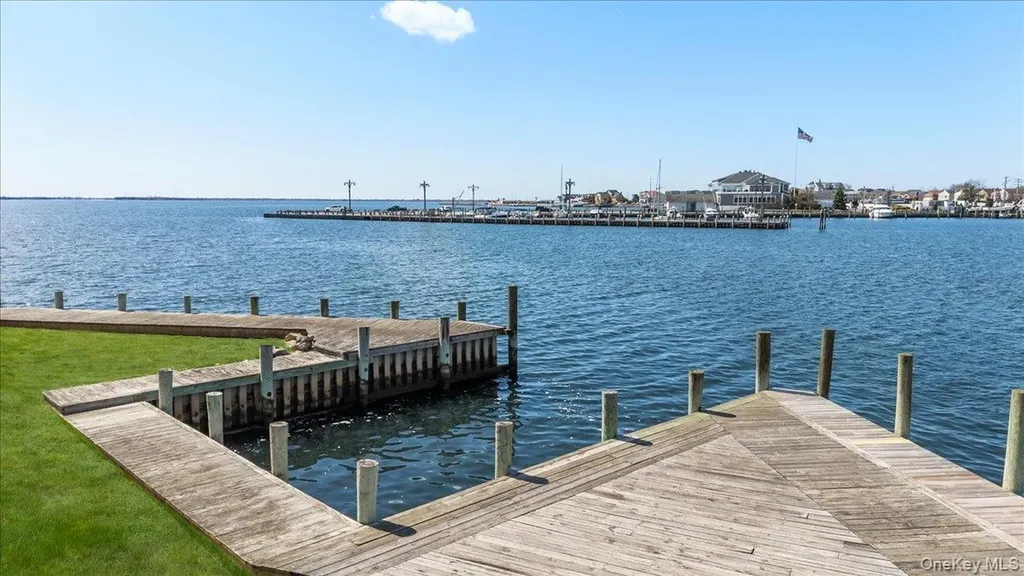 160 Sequams Lane W West Islip NY 11795