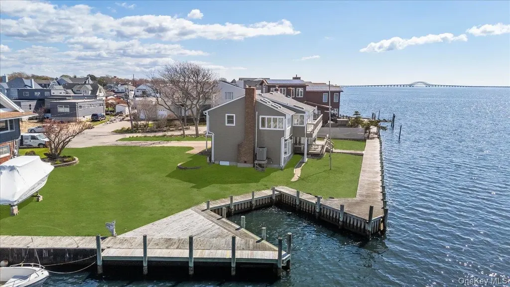 160 Sequams Lane W West Islip NY 11795
