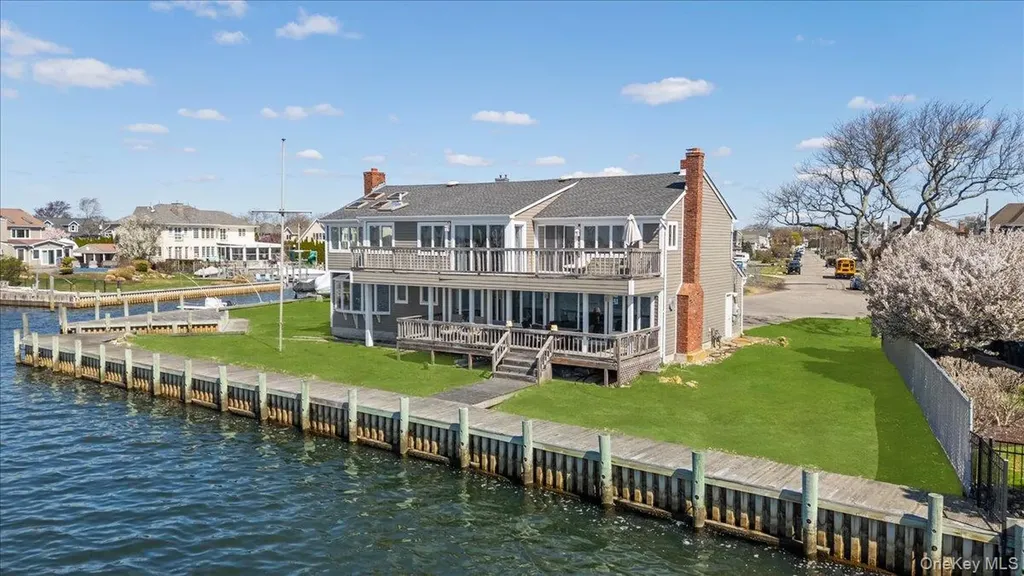 160 Sequams Lane W West Islip NY 11795