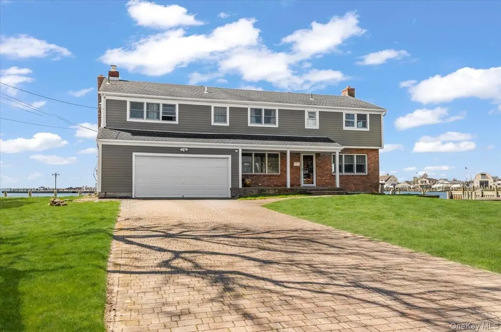 160 Sequams Lane W West Islip NY 11795