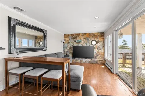 160 Sequams Lane W West Islip NY 11795