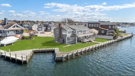 160 Sequams Lane W West Islip NY 11795