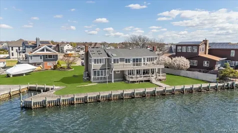 160 Sequams Lane W West Islip NY 11795