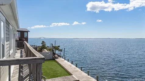 160 Sequams Lane W West Islip NY 11795