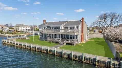 160 Sequams Lane W West Islip NY 11795