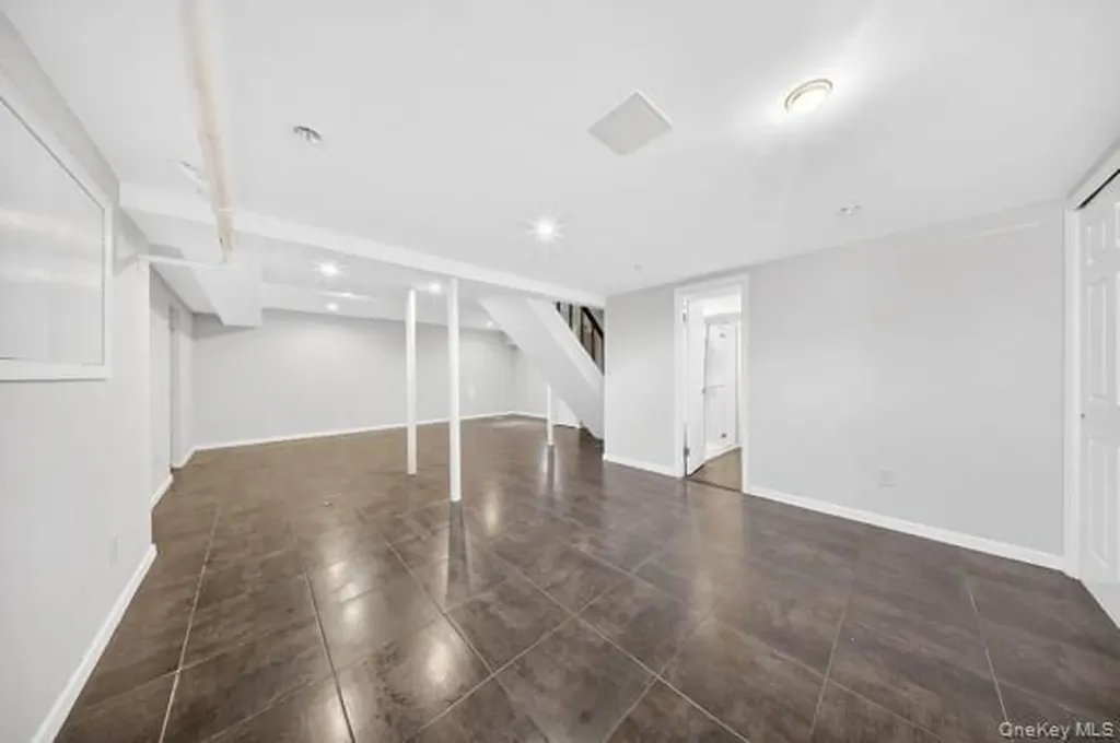 167 Old Mill Road Manhasset NY 11030