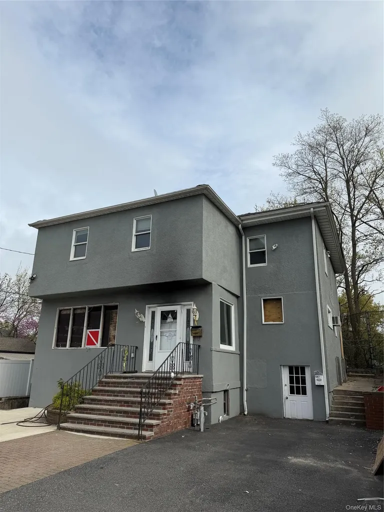 215 Spring Street Lawrence NY 11559