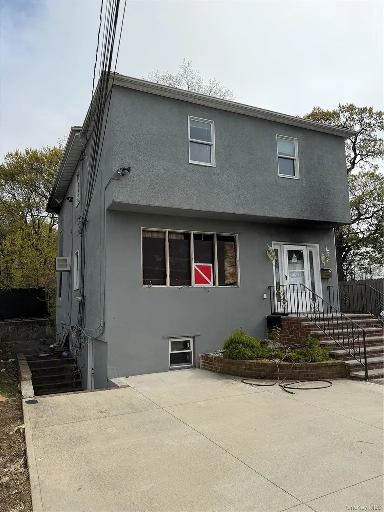 215 Spring Street Lawrence NY 11559