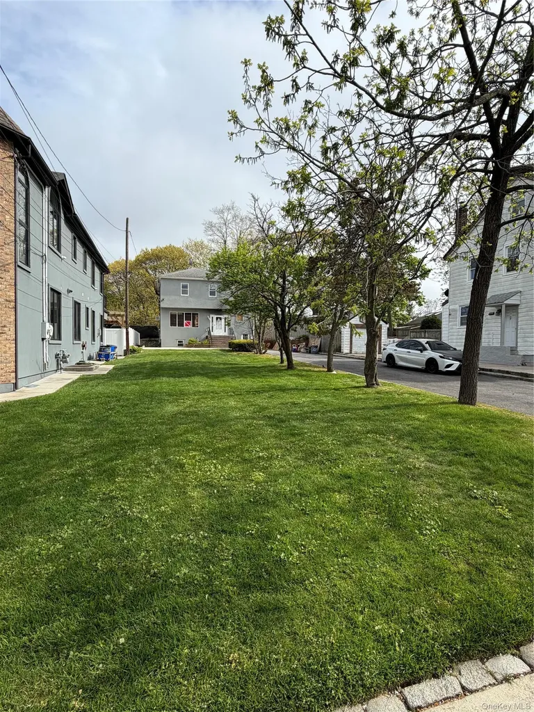 215 Spring Street Lawrence NY 11559
