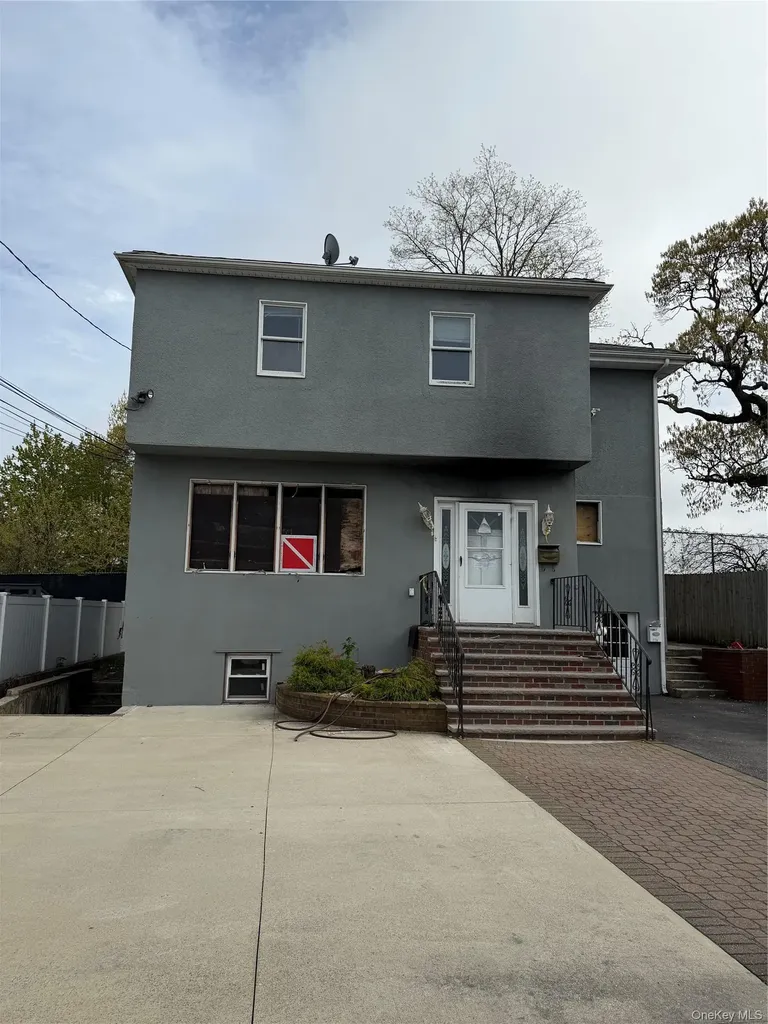 215 Spring Street Lawrence NY 11559