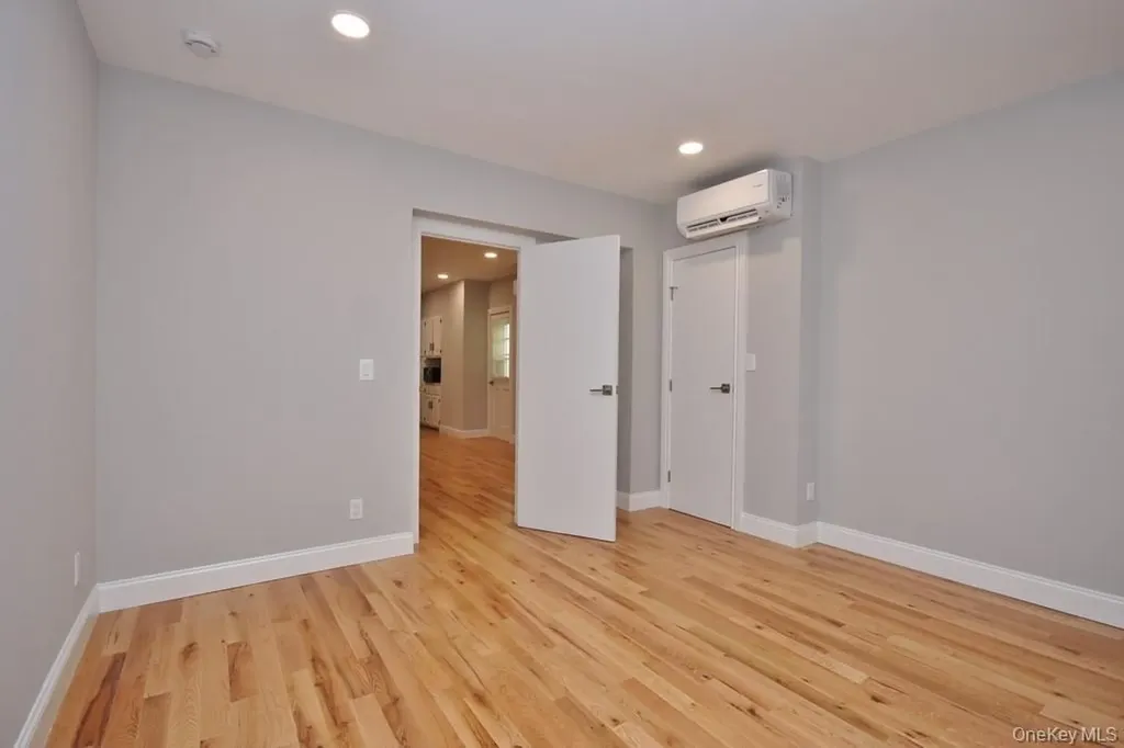 521 E 235th Street Bronx NY 10470
