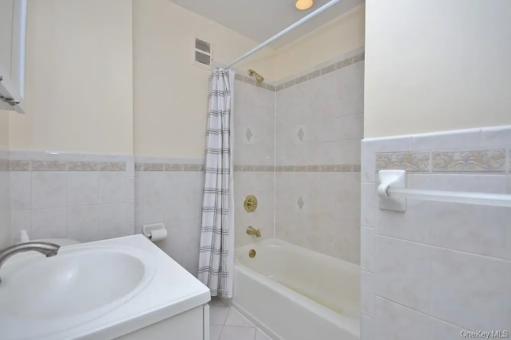 521 E 235th Street Bronx NY 10470