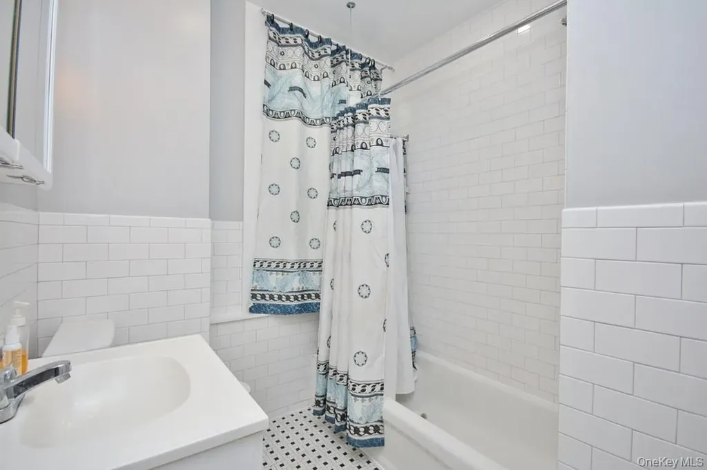 521 E 235th Street Bronx NY 10470