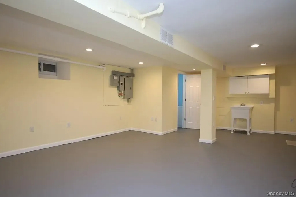 521 E 235th Street Bronx NY 10470