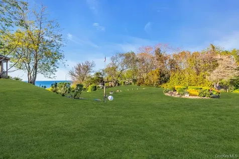 995 Red Fox Road Mattituck NY 11952