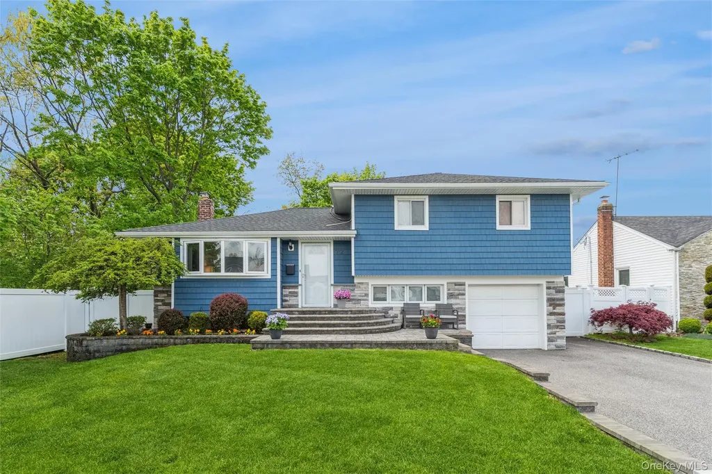 72 Lincoln Road W Plainview NY 11803