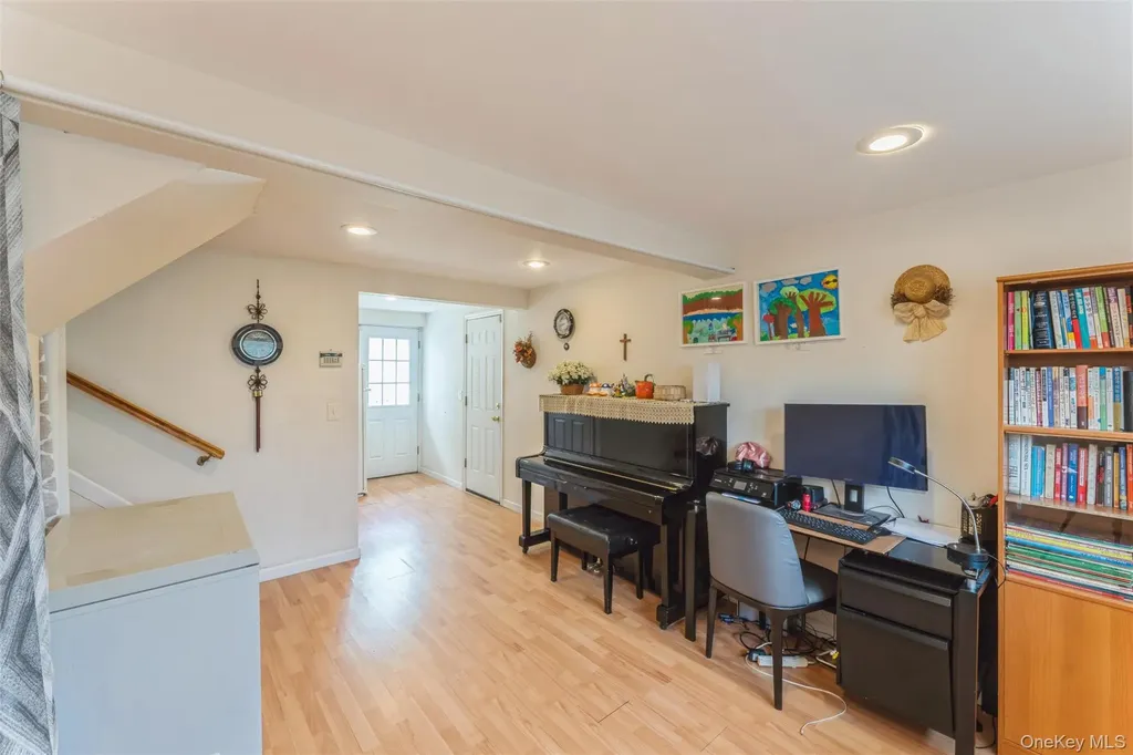 72 Lincoln Road W Plainview NY 11803