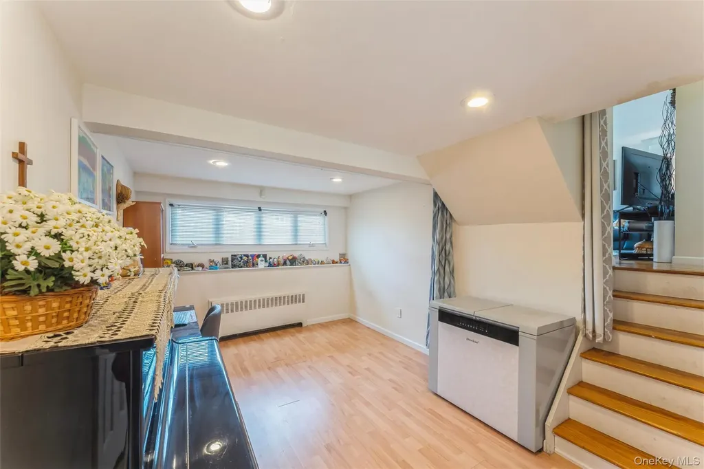 72 Lincoln Road W Plainview NY 11803
