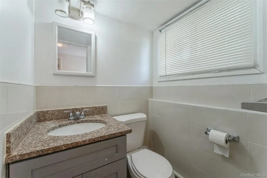 72 Lincoln Road W Plainview NY 11803