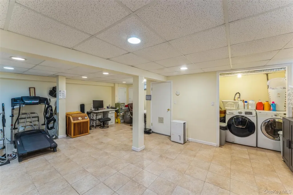 72 Lincoln Road W Plainview NY 11803