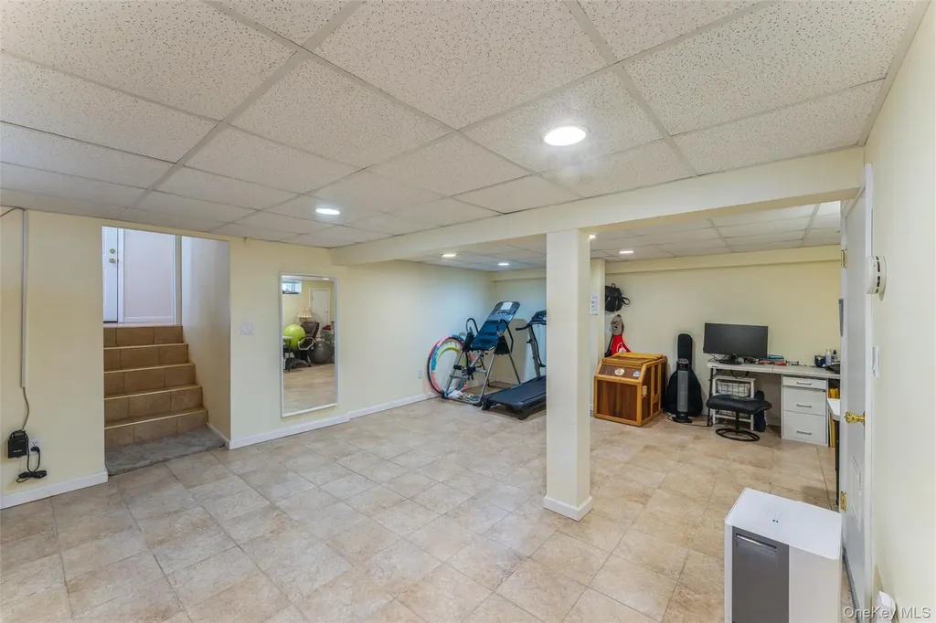 72 Lincoln Road W Plainview NY 11803