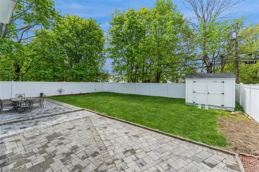 72 Lincoln Road W Plainview NY 11803