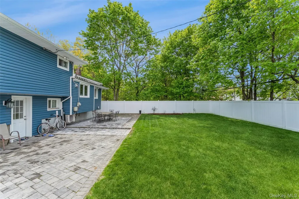 72 Lincoln Road W Plainview NY 11803