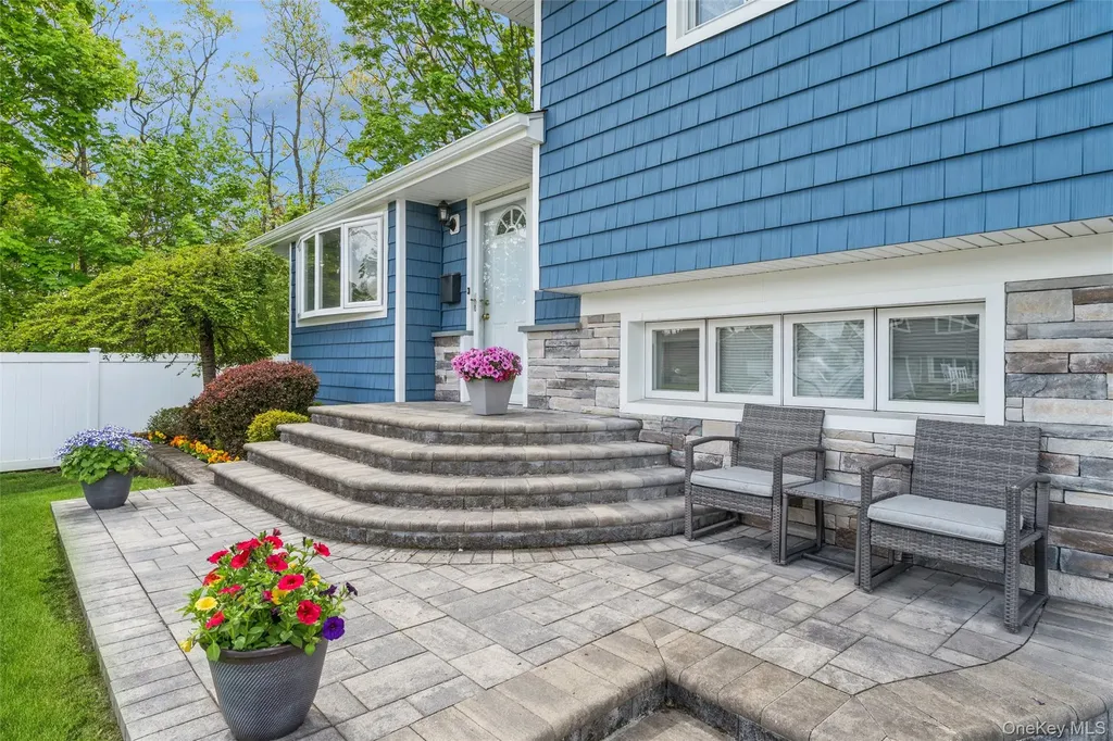 72 Lincoln Road W Plainview NY 11803