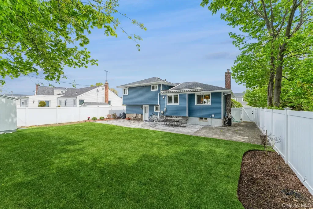 72 Lincoln Road W Plainview NY 11803